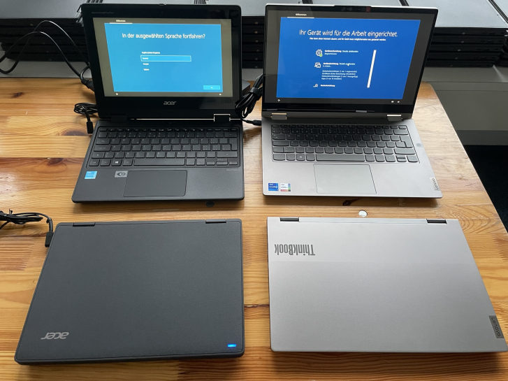 Acer B311 für die Schülerinnen und Schüler und Lenovo ThinkBook 14s Yoga für die Lehrpersonen.