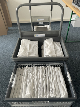 Die neuen Notebooks auf dem Weg zur Tagesschule Maschwanden.