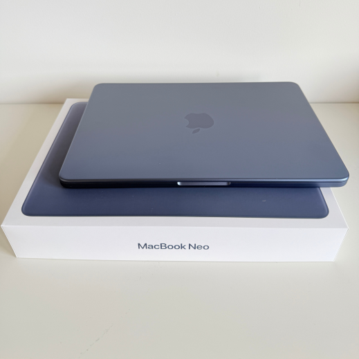 Ebenfalls zu sehen - Das neue Apple MacBook Neo, erhältlich in fantastischen Farben und mit einem robusten Design.