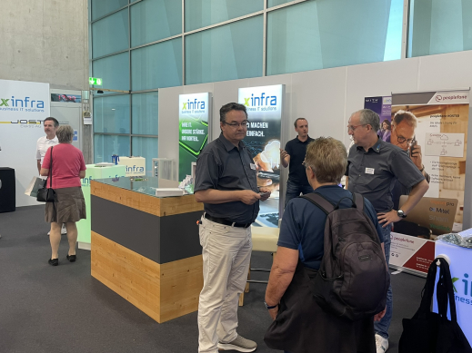 stand-mit-leuten-quer.JPEG